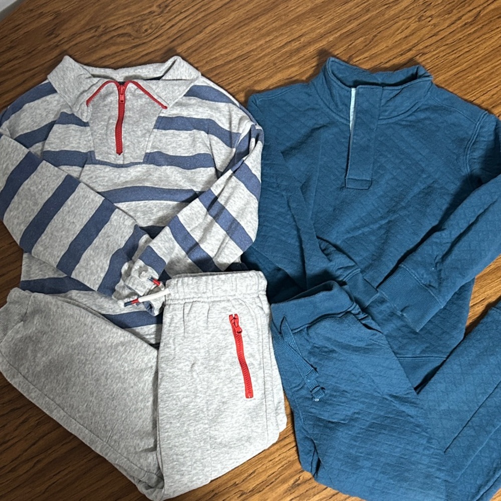 Bundle of 2 sweatpants and pullover sets